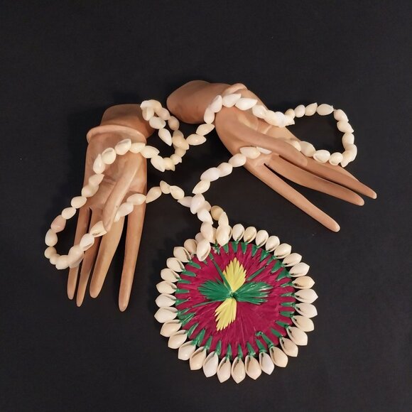 Cowrie Shell Lei Necklace With Floral Woven Pendant Medallion Red Green Yellow - Picture 2 of 3
